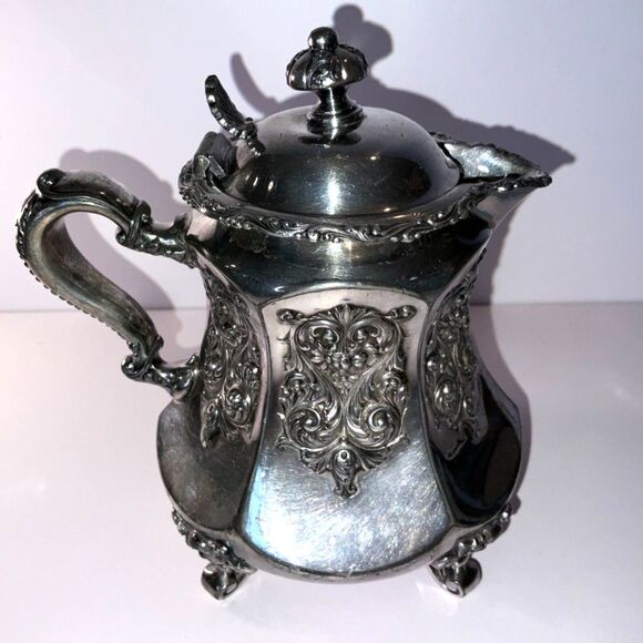 Absolutely stunning vintage small ornate silverplated tea pot; Meriden Silver Co - Picture 2 of 7